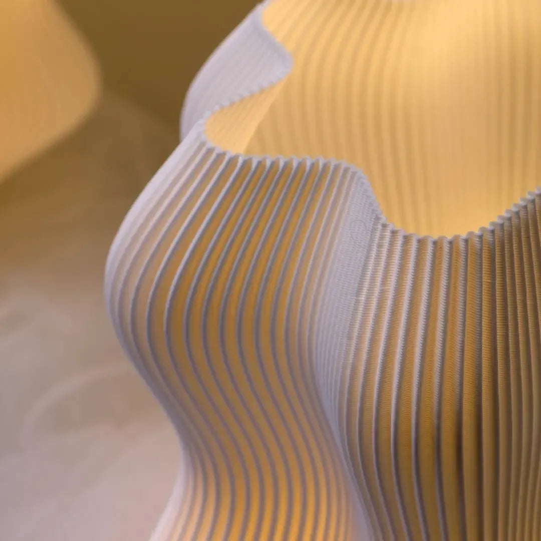 Harp Lamp Namami, Harp Lamp detail shot – curved lines and tensioned structure