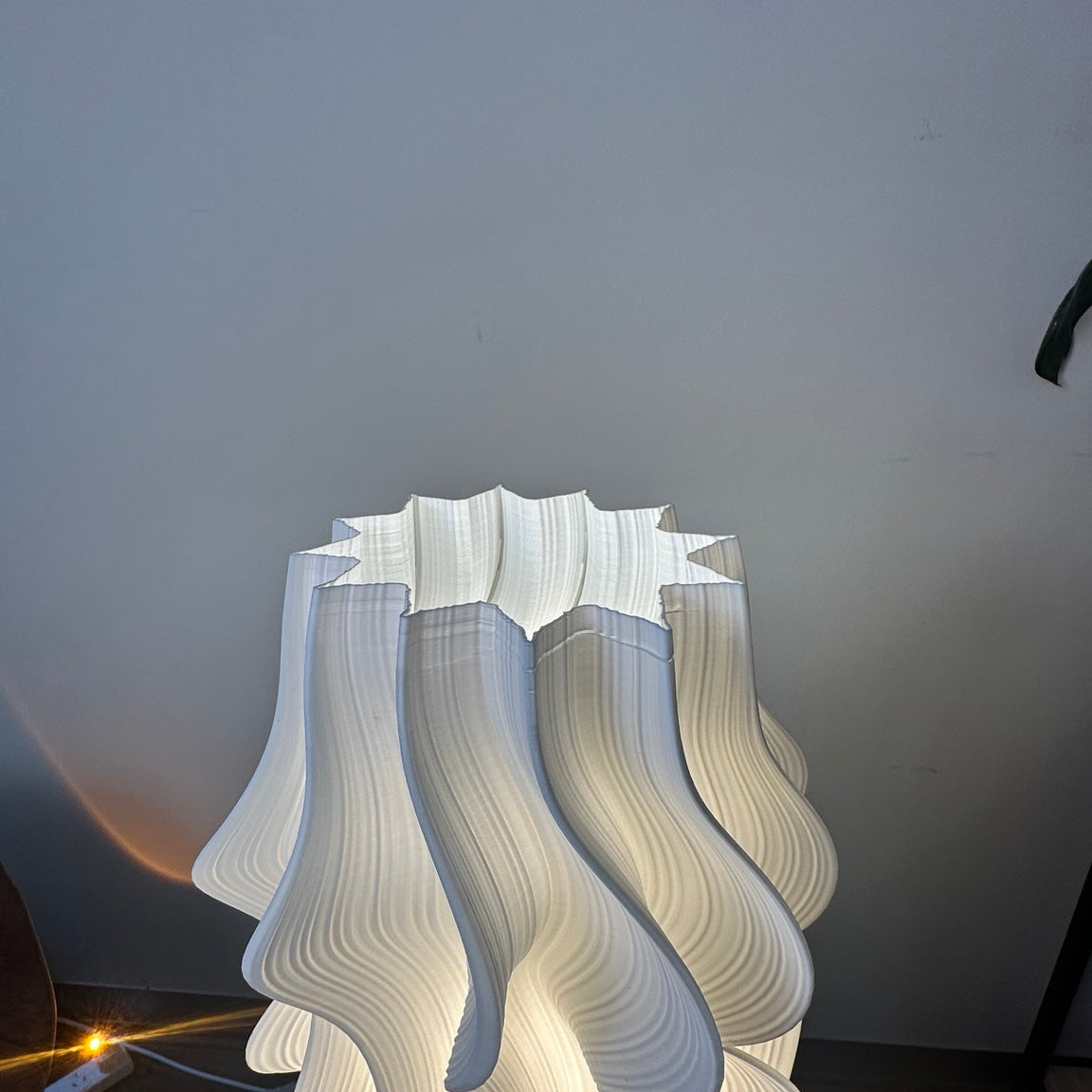 Crème Iris Statement lamp, close-up of the top rim and misprint