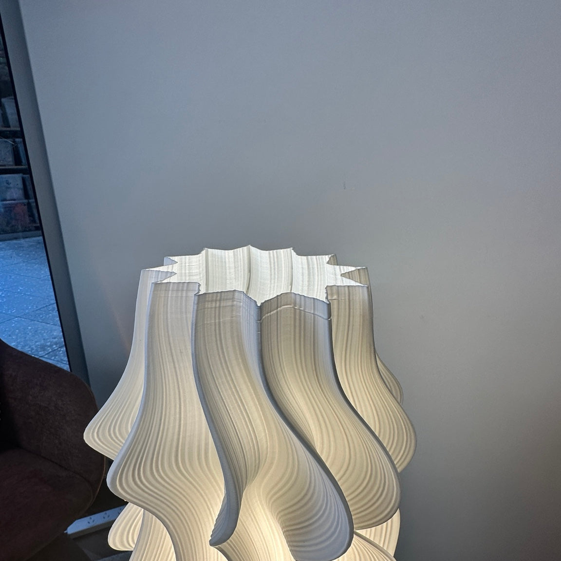 Crème Iris Statement lamp, close-up of the top rim and misprint