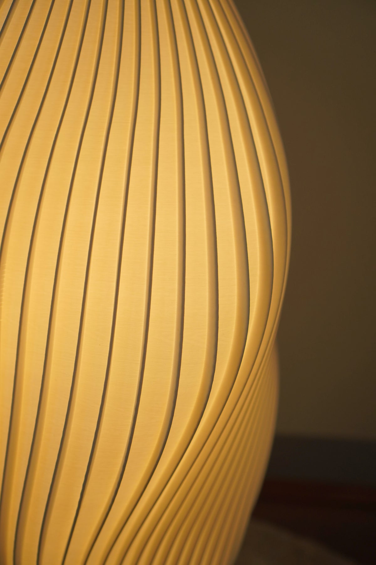 Detail of the Crème Pleat Floor Lamp's curved pleats and fine 3D-printed surface texture.