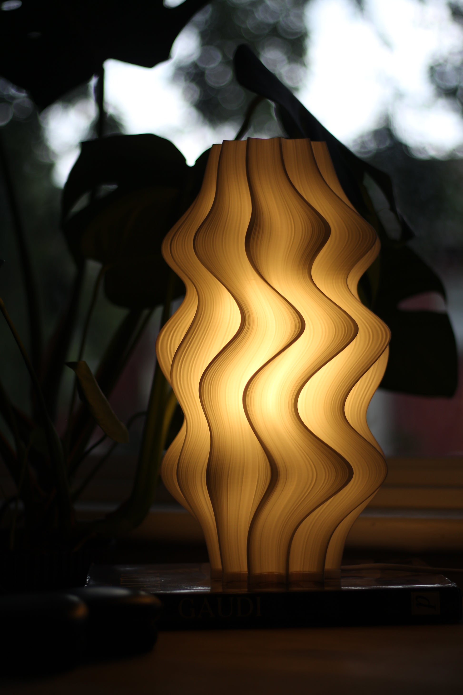 Video showcasing Namami Studio’s large white Iris Lamp with dimmable lighting in action.